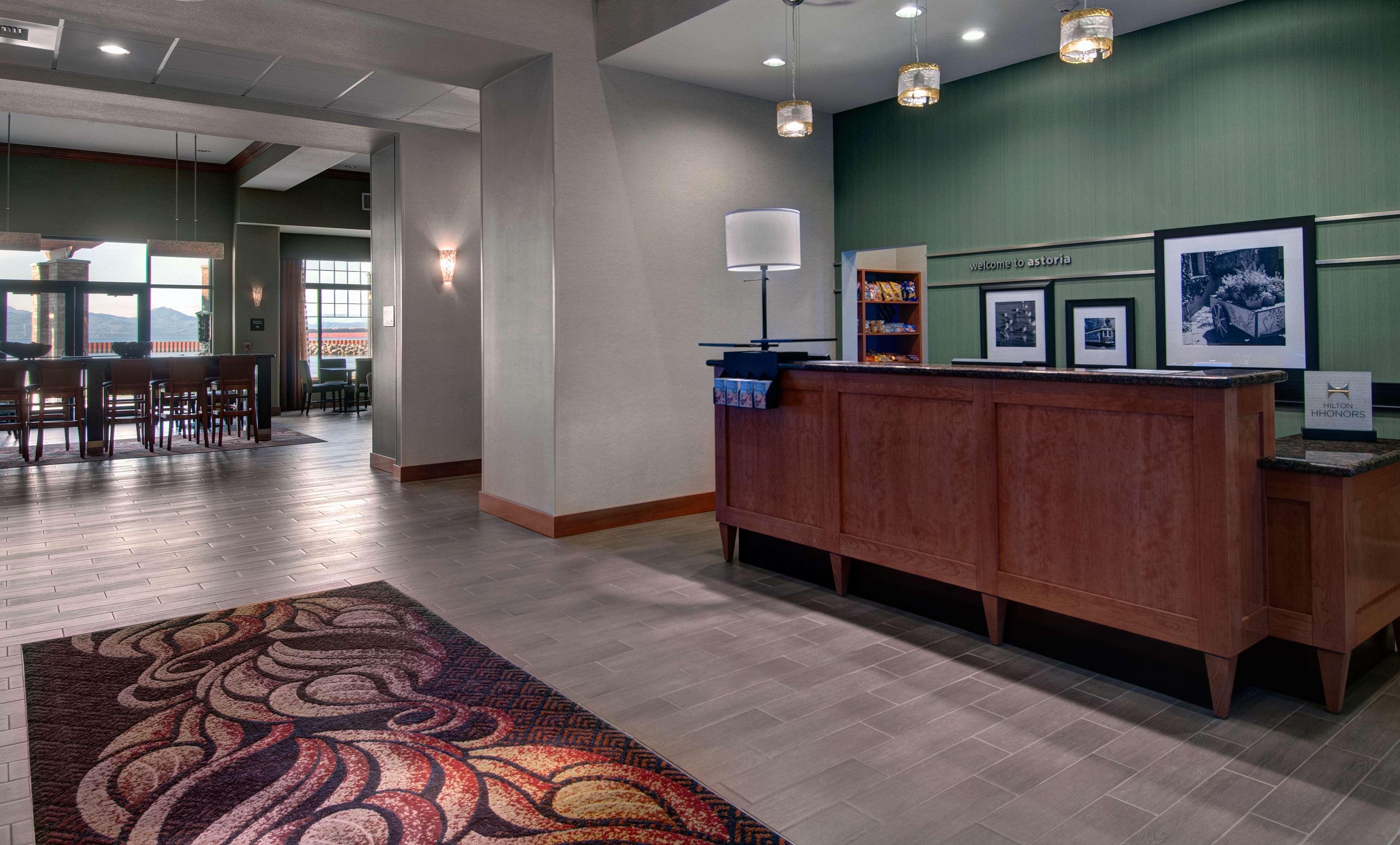 Hampton Inn & Suites Astoria Buitenkant foto