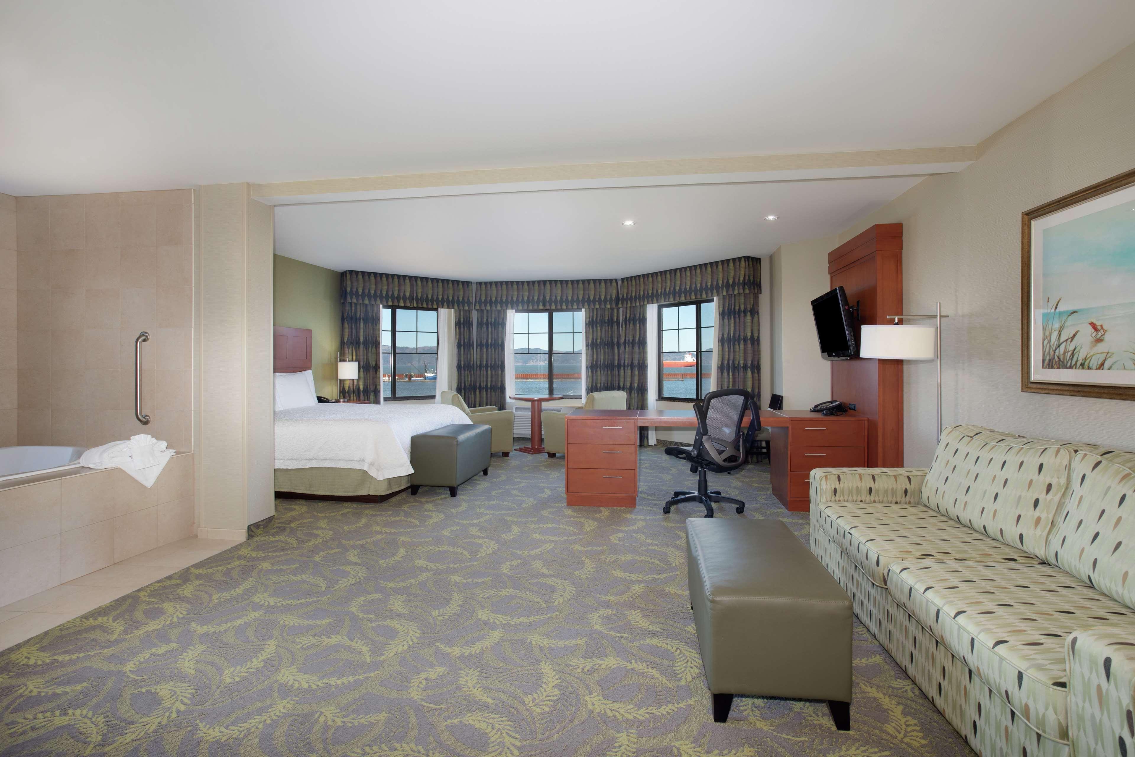 Hampton Inn & Suites Astoria Buitenkant foto