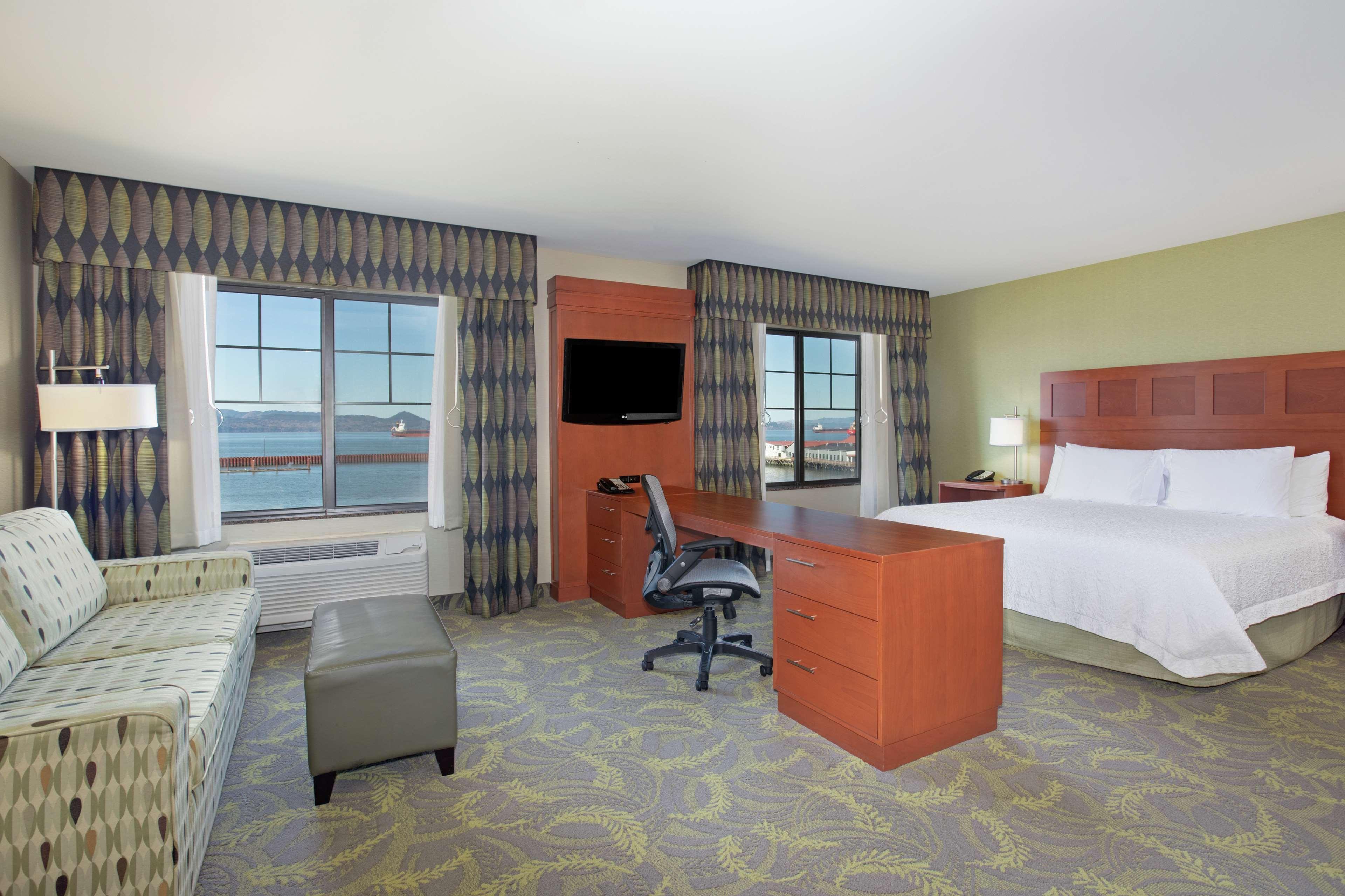 Hampton Inn & Suites Astoria Buitenkant foto